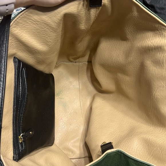 Gorgeous green and black man made leather bucket bag with 3 tassels - Picture 6 of 8